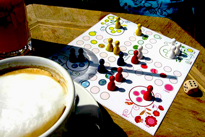 kundengeschenk-reisespiel-brettspiel-im-cafe-spielen-400