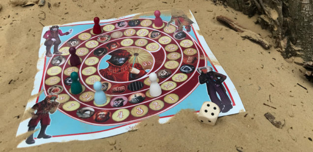 Spielen am Strand oder im Garten: Spieltz Outdoor Brettspiele auf LKW-Plane